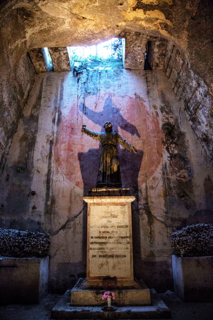 statua gaetano barbati cimitero fontanelle