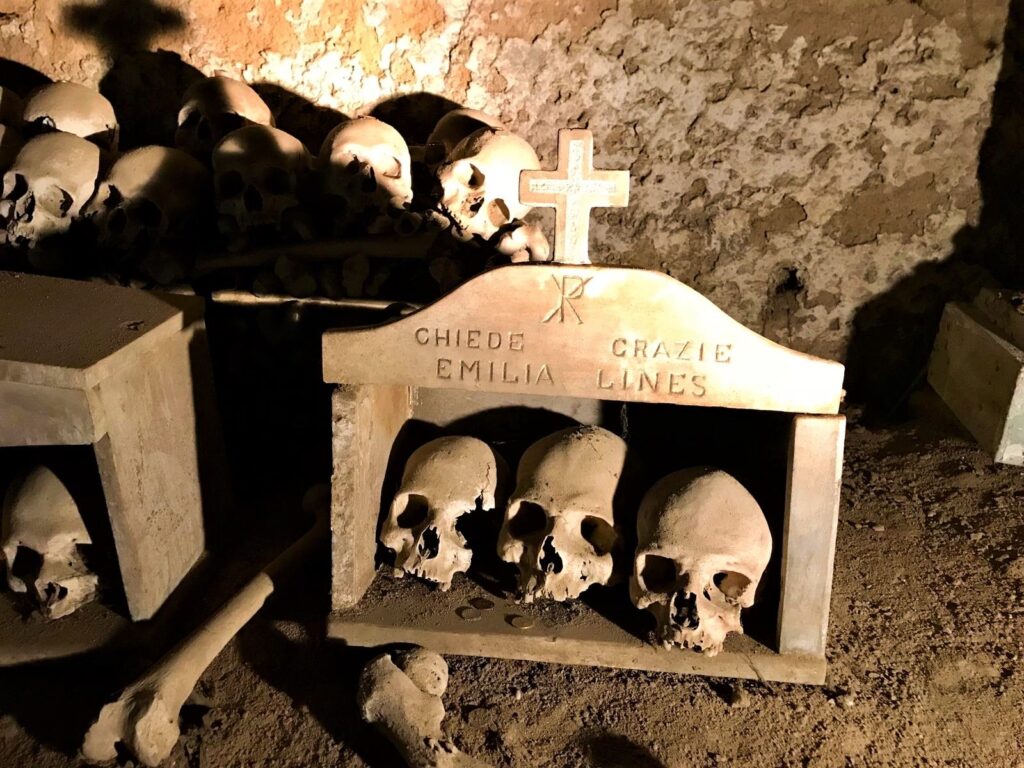 cimitero fontanelle teschi